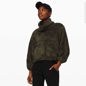 Lululemon warmth restore sherpa pullover in olive green. NEVER WORN.